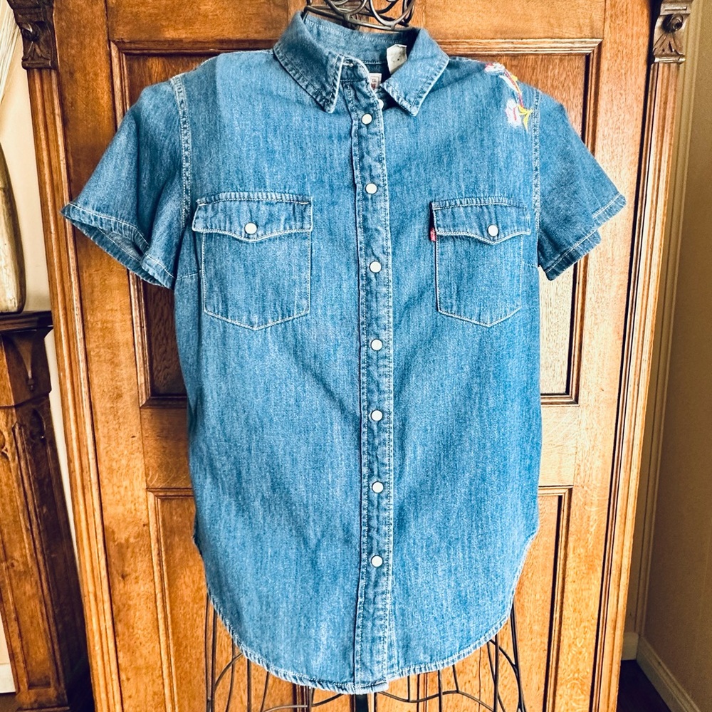 Levi’s Women’s Denim Short Sleeve Shirt Embroidered Flowers Size L